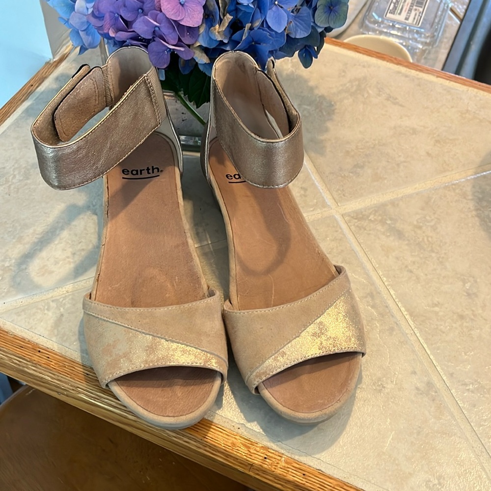 EARTH Ficus Sagittarius gold sandals :: 9M